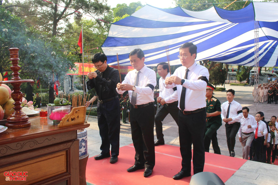 Lãnh đạo Tỉnh ủy, UBND tỉnh Nghệ An dâng hương các anh hùng liệt sĩ. Ảnh: Phạm Tâm. Lãnh đạo Tỉnh ủy, UBND tỉnh Nghệ An dâng hương các anh hùng liệt sĩ. Ảnh: Phạm Tâm.