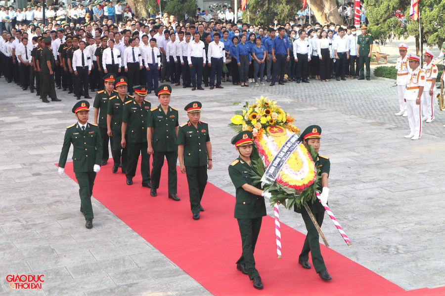 Lãnh đạo Ban Công tác đặc biệt Chính phủ dâng hoa kính viếng các anh hùng liệt sĩ. Ảnh: Phạm Tâm. Lãnh đạo Ban Công tác đặc biệt Chính phủ dâng hoa kính viếng các anh hùng liệt sĩ. Ảnh: Phạm Tâm.