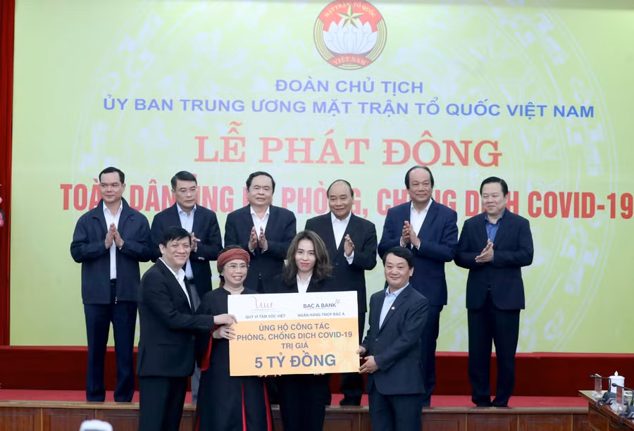 Bà Thái Hương và đại diện Quỹ Vì Tầm vóc Việt trao tặng 5 tỷ đóng góp cho công tác phòng chống dịch Covid - 19
