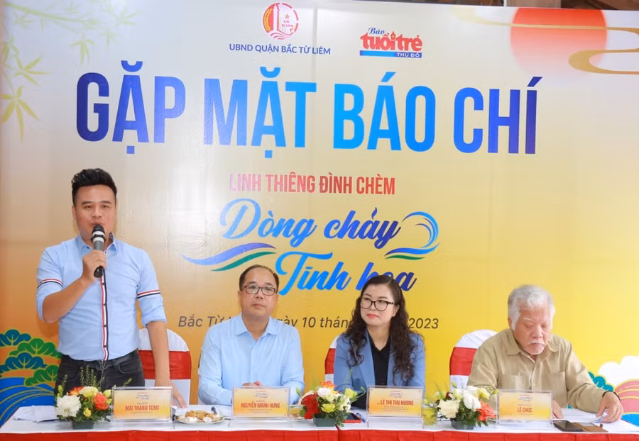 Đạo diễn Mai Thanh Tùng trả lời đại diện các cơ quan báo chí về chương trình