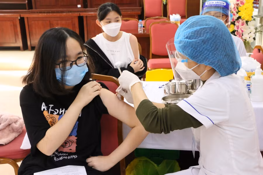 Theo chia sẻ của nhiều học sinh, trước khi đến tiêm các em đã được thầy cô dặn kỹ một số lưu ý trước và sau khi tiêm để đảm bảo an toàn.