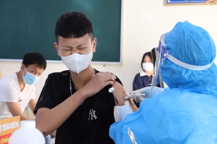 Trước khi tiêm, nhân viên y tế đều tư vấn kỹ cho học sinh về những lưu ý sau khi tiêm về nhà để bảo vệ sức khỏe.