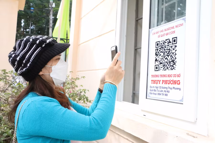 Phụ huynh sẽ phải quét mã QR tại cổng bảo vệ.