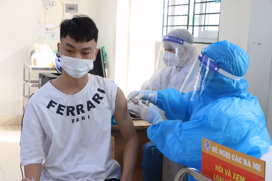 Khi đủ điều kiện về sức khỏe, các em sẽ di chuyển sang phòng tiêm.