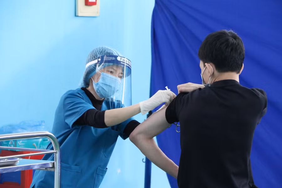 Tăng cường khâu giám sát khi tiêm vắc xin cho học sinh lớp 9 ảnh 20