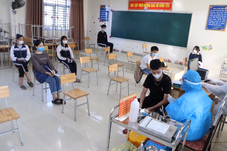 Theo chia sẻ của nhiều em, thời gian nghỉ dịch quá lâu nên các em đều mong muốn sớm được đến trường sau khi tiêm vắc xin.