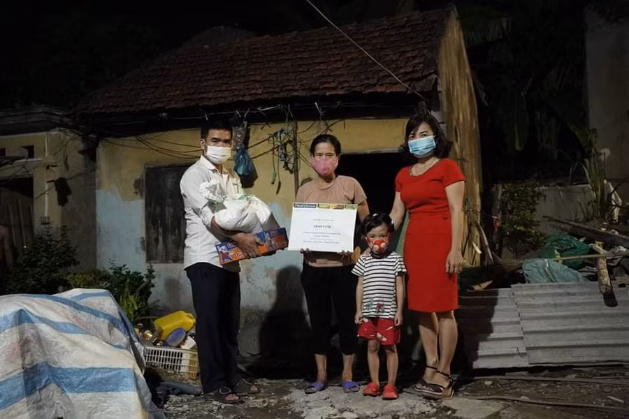 Không chỉ tặng điện thoại, thầy giáo Nguyễn Ngọc Dũng còn tặng học sinh khó khăn gạo, tiền và nhu yếu phẩm. Ảnh: Nhân vật cung cấp.