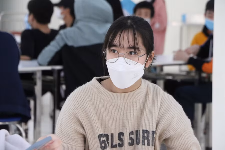 "Trong ngày 27/11 đã có 131 học sinh lớp 9 của trường được tiêm. Một số em do chưa đủ điều kiện sẽ được chuyển tiêm ở bệnh viện hoặc tiêm vào đợt sau. Công tác phối hợp, tổ chức tiêm giữa nhà trường và các ban ngành của phường Thụy Phương, quận Bắc Từ Liêm được diễn ra theo đúng kế hoạch" - cô Hoàng Ngọc Lan thông tin.