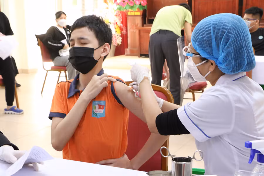 Mỗi em đến tiêm đều phải có phụ huynh đi cùng để giám hộ và kí vào giấy cam kết đồng ý tiêm cho con.