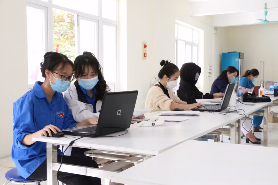 Ngoài giáo viên của trường, lực lượng Đoàn thanh niên của phường Thụy Phương cũng hỗ trợ nhà trường công tác nhập dữ liệu tiêm cho học sinh.