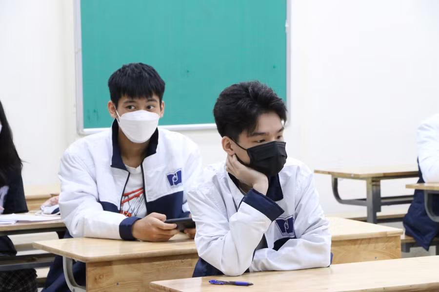 Tại phòng theo dõi sau tiêm, em Đinh Gia Chính Bách cho biết, được tiêm vắc xin sớm sẽ càng nhanh được đến trường học trực tiếp nên em rất háo hức.