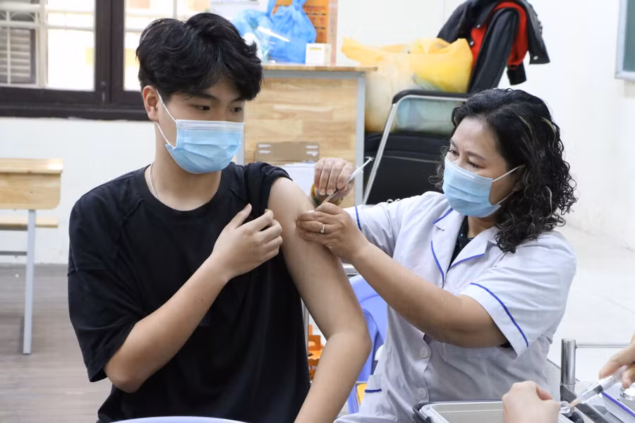 Ngày 24/11, tại trường đã tiêm cho 545 em khối 11 và 618 học sinh lớp 12.