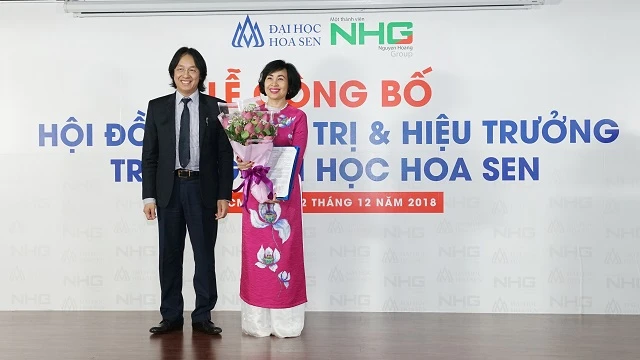 Ông Hoàng Quốc Việt- Chủ tịch Tập đoàn giáo dục Nguyễn Hoàng tặng hoa chúc mừng GS Mai Hồng Quỳ, tân hiệu trưởng ĐH Hoa Sen