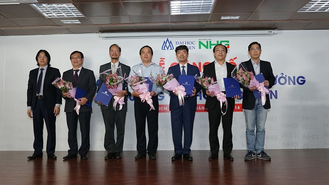 HĐQT mới của ĐH Hoa Sen nhận hoa chúc mừng từ chủ tịch Tập đoàn Nguyễn Hoàng - ông Hoàng Quốc Việt