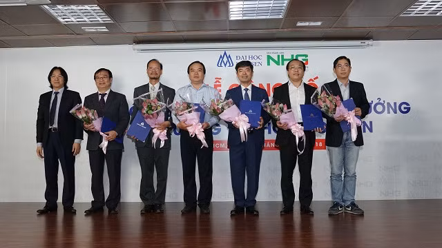 HĐQT mới của ĐH Hoa Sen nhận hoa chúc mừng từ chủ tịch Tập đoàn Nguyễn Hoàng - ông Hoàng Quốc Việt