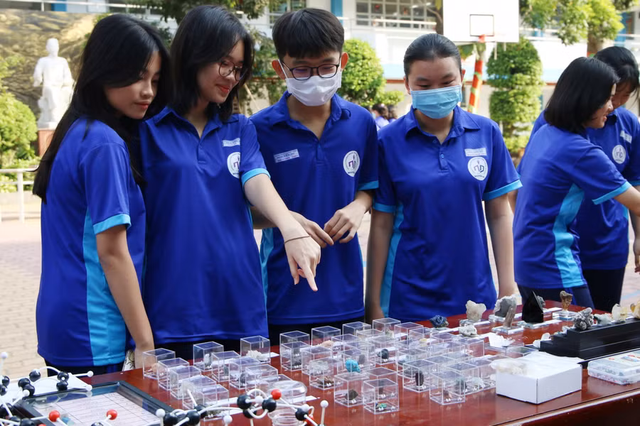 Học sinh Trường THPT Nguyễn Du tham gia ngày hội STEM. Ảnh NTCC.