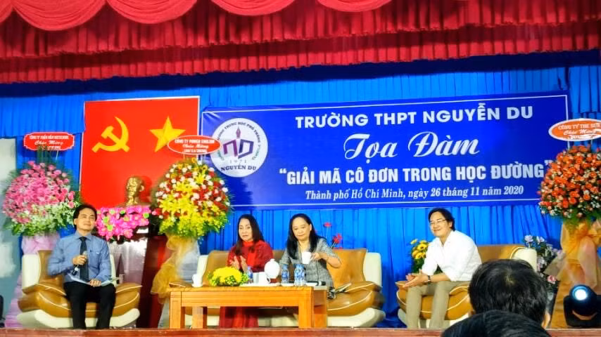 Trường THPT Nguyễn Du tổ chức toạ đàm Giải mã cô đơn trong học đường cho phụ huynh, học sinh. Ảnh: NTCC.