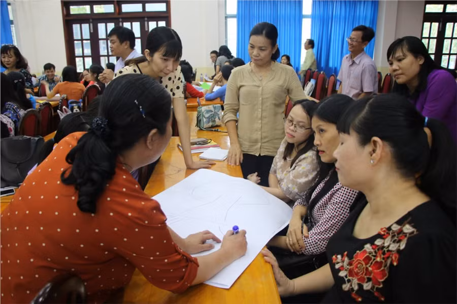 Giáo viên Trường THPT Nguyễn Du, TP.HCM tham gia chuyên đề tư vấn tâm lý trong trường học. Ảnh: NTCC.