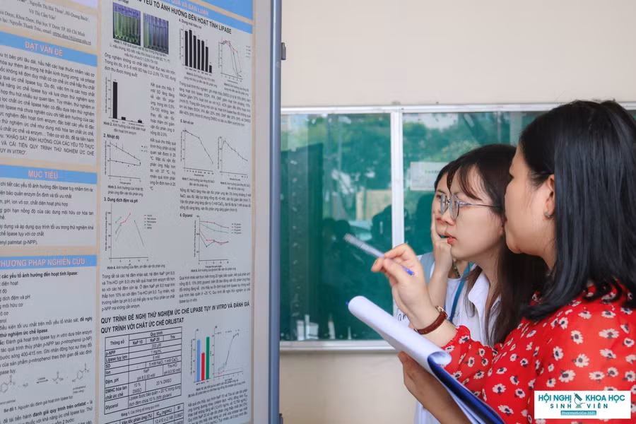 Sinh viên trường ĐH Y dược TP.HCM hào hứng tham gia Hội ghị khoa học Dược. Ảnh: NTCC.