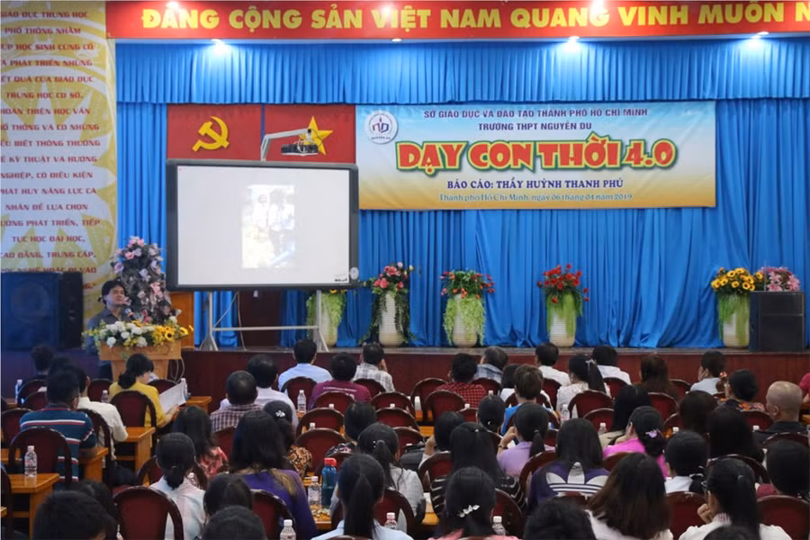 Trường THPT Nguyễn Du tổ chức chuyên đề Dạy con thời 4.0 dành cho phụ huynh. Ảnh: NTCC.