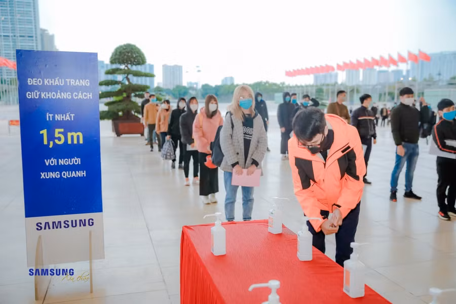 Các ứng viên khử khuẩn trước khi làm thủ tục tuyển dụng