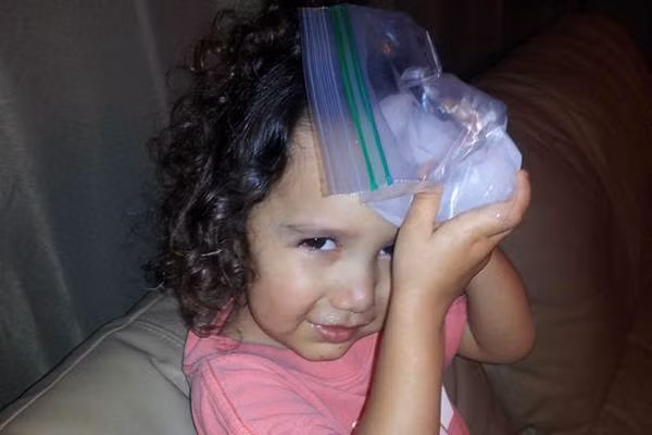 Các bước xử trí nhanh khi bé bị ngã đập đầu xuống đất, bố mẹ cần lưu ý để tránh biến chứng đáng tiếc