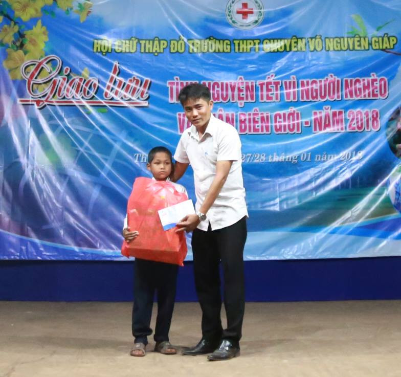 Tặng quà cho học sinh vùng khó khăn xã Thượng Trạch – Bố Trạch. Tặng quà cho học sinh vùng khó khăn xã Thượng Trạch – Bố Trạch.