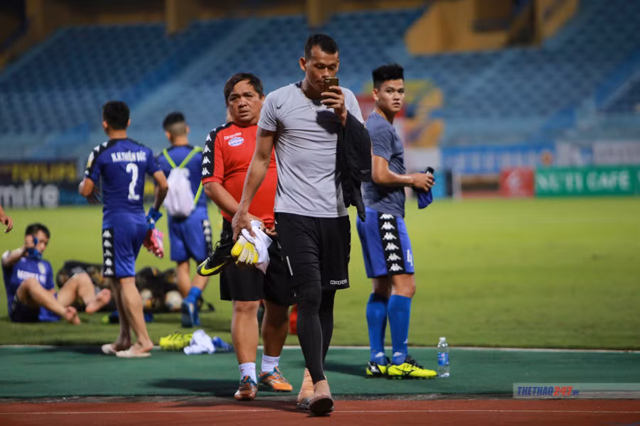 Thủ môn Bùi Tấn Trường vẫn sẽ tập luyện cùng đội bóng trong thời gian tớ