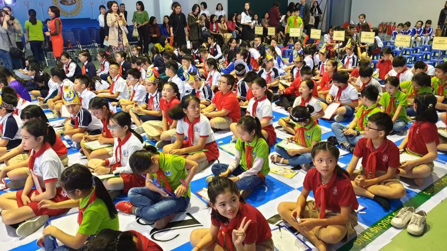 100 em học sinh tham gia phần thi tìm hiểu kiến thức và kỹ năng tham gia giao thông an toàn