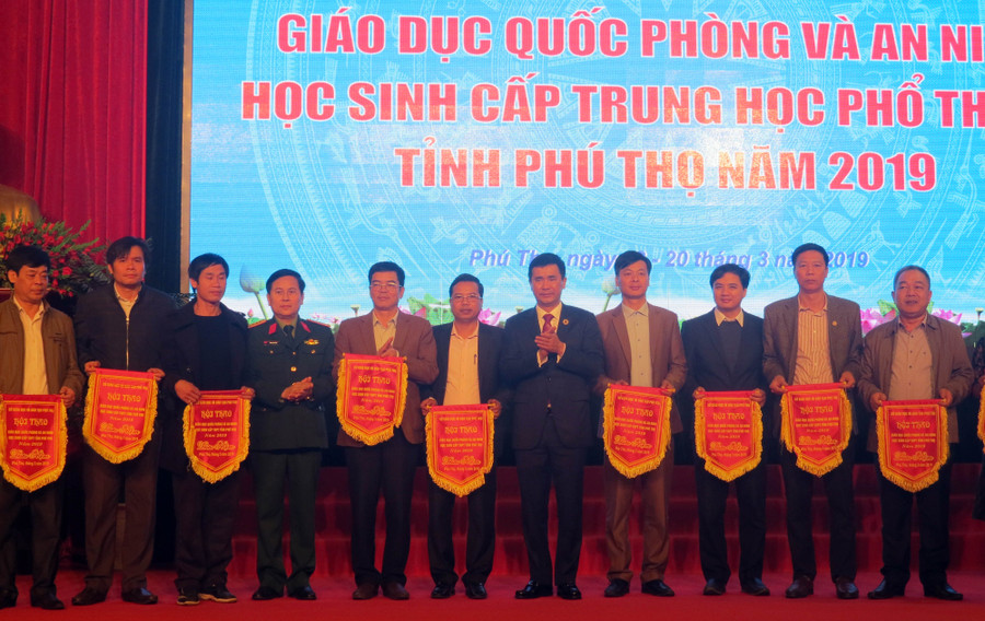 Đại diện Bộ GD&ĐT và Sở GD&ĐT Phú Thọ tặng cờ lưu niệm cho các đoàn về dự Hội thao