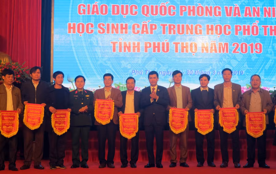 Đại diện Bộ GD&ĐT và Sở GD&ĐT Phú Thọ tặng cờ lưu niệm cho các đoàn về dự Hội thao