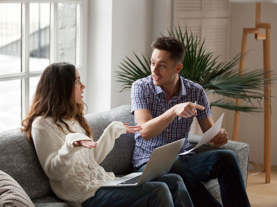 Chênh lệch mức lương thế nào không quá quan trọng, bởi thu nhập của hai vợ chồng không nên hiểu theo nghĩa “của anh” hay “của tôi” mà là “của chúng ta”. (Ảnh: ITN). Chênh lệch mức lương thế nào không quá quan trọng, bởi thu nhập của hai vợ chồng không nên hiểu theo nghĩa “của anh” hay “của tôi” mà là “của chúng ta”. (Ảnh: ITN).