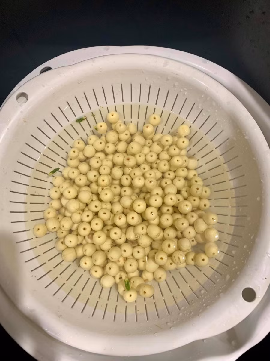 Rửa sen và nhặt tâm còn sót, để ráo!