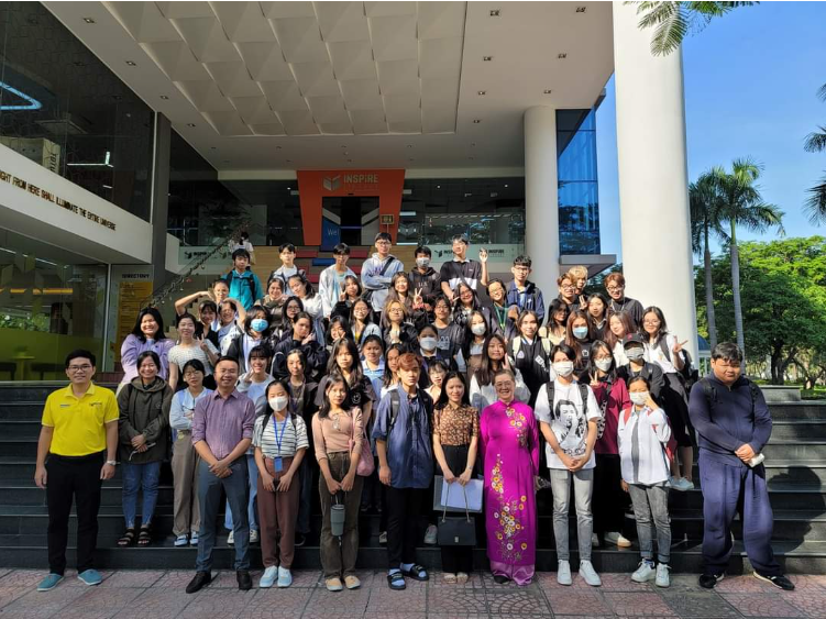 Sinh viên năm 1 được tạo điều kiện tham quan thực tế - Ảnh: NVCC