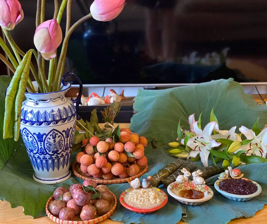 Chị Nguyễn Nha Trang khoe mâm cơm cỗ với đa dạng các loại trái cây cùng rượu nếp cái, nếp cẩm, bánh tro.