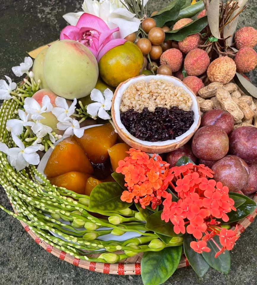 Theo chị Hà Thư, Tết Đoan Ngọ không chỉ mang ý nghĩa cầu mưa thuận gió hòa, mùa màng bội thu, không bị sâu bọ quấy nhiễu, mà nó còn là thời điểm để mọi người trong gia đình có dịp sum họp, cùng nhau trừ bỏ những điều không may mắn, xua đuổi bệnh tật. Vì thế, chị đã chuẩn bị mâm cỗ với các loại trái cây như vải, mận, lạc…tượng trưng cho ý nghĩa đủ đầy và hoàn chỉnh. Ngoài ra không thể thiếu bánh tro và rượu nếp.