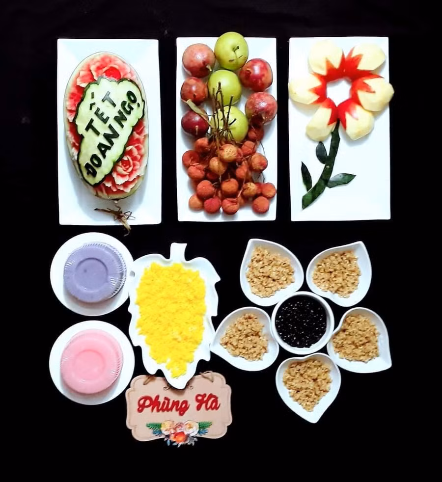 Mâm cúng đã chuẩn bị chu đáo, hấp dẫn là không thể thiếu được món rượu nếp có vị thơm thơm, ngòn ngọt, hơi cay nơi đầu lưỡi. Chị Phùng Hà khoe mâm cỗ với dưa hấu và táo được tạo hình bắt mắt.