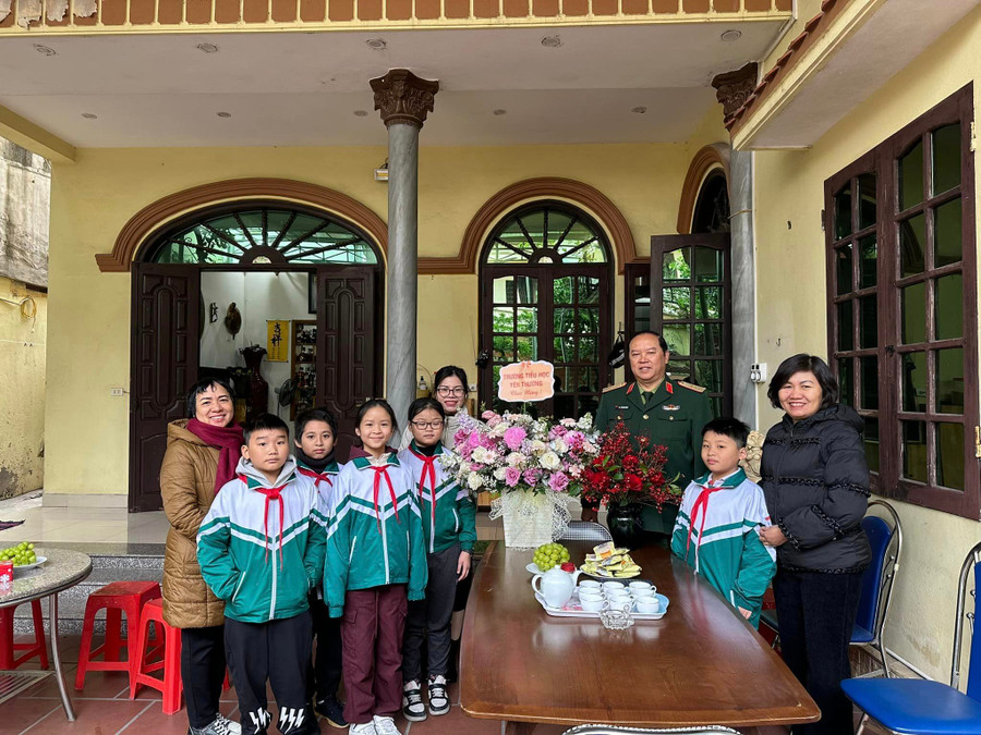 Cô trò Trường Tiểu học Yên Thường tới thăm chúc mừng Thiếu tướng Nguyễn Việt Hùng tại tư gia xã Yên Thường. Cô trò Trường Tiểu học Yên Thường tới thăm chúc mừng Thiếu tướng Nguyễn Việt Hùng tại tư gia xã Yên Thường.