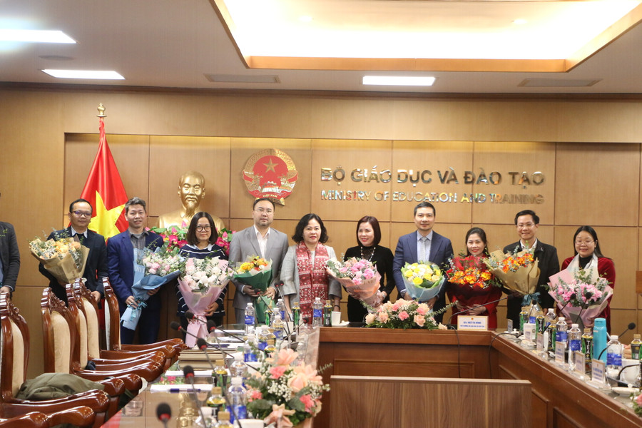 Bộ GD&amp;ĐT tặng hoa tri ân đại diện các doanh nghiệp đồng hành.