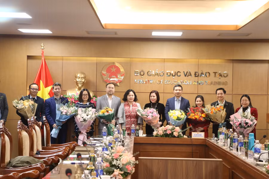 Bộ GD&amp;ĐT tặng hoa tri ân đại diện các doanh nghiệp đồng hành.