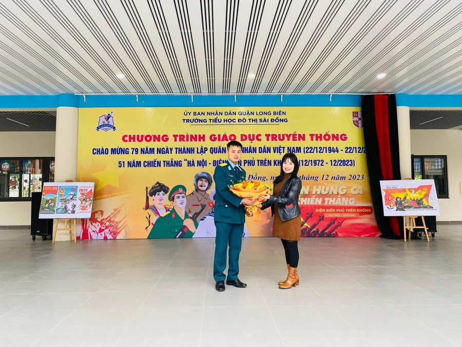 Cán bộ chiến sĩ thuộc Trung đoàn 280 tới giao lưu tại Trường Tiểu học Đô thị Sài Đồng, quận Long Biên. Cán bộ chiến sĩ thuộc Trung đoàn 280 tới giao lưu tại Trường Tiểu học Đô thị Sài Đồng, quận Long Biên.