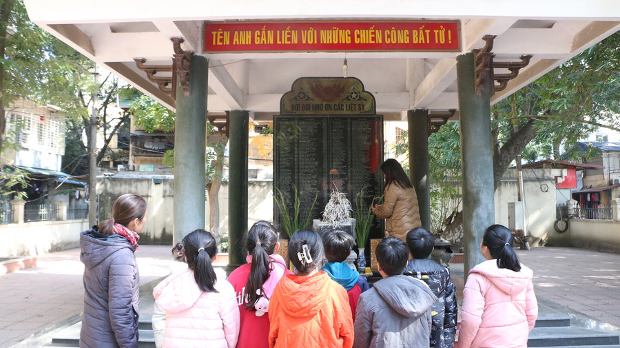 Thầy trò Trường Tiểu học Đống Đa dâng hương tưởng niệm các anh hùng liệt sĩ tại phường Kim Liên. Thầy trò Trường Tiểu học Đống Đa dâng hương tưởng niệm các anh hùng liệt sĩ tại phường Kim Liên.