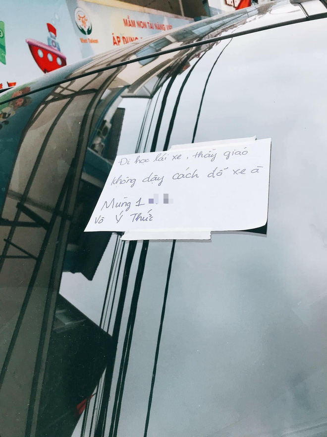Mẩu giấy nhắn với nội dung khó chịu của gia chủ gửi đến vị tài xế.