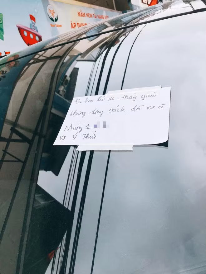 Mẩu giấy nhắn với nội dung khó chịu của gia chủ gửi đến vị tài xế.
