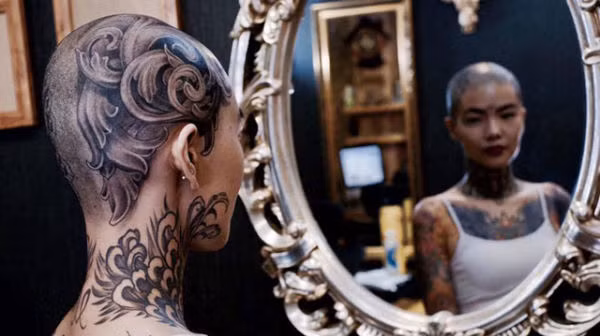 Có giai đoạn Phạm Mai cạo trọc đầu và xăm kín 90% cơ thể.