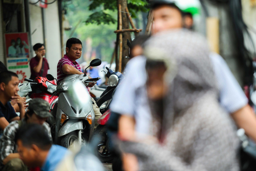 Hình ảnh phụ huynh lo lắng đợi chờ con ngoài trường thi. Ảnh: Thế Đại