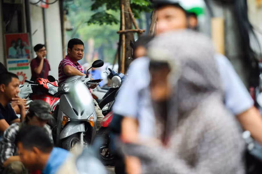 Hình ảnh phụ huynh lo lắng đợi chờ con ngoài trường thi. Ảnh: Thế Đại Hình ảnh phụ huynh lo lắng đợi chờ con ngoài trường thi. Ảnh: Thế Đại