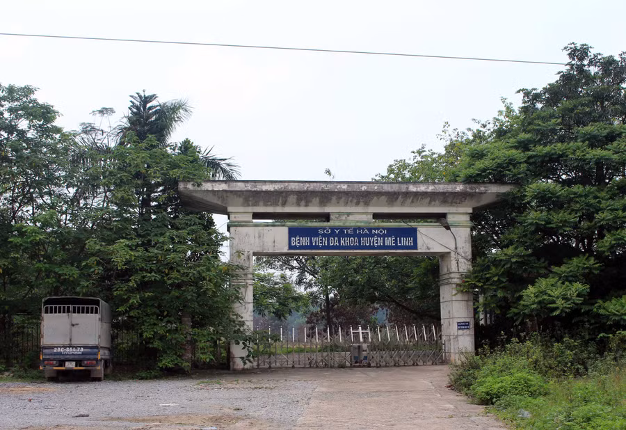 Cổng chào xập xệ của Dự án BV đa khoa 1.000 giường tại huyện Mê Linh (Hà Nội).	Ảnh: TG