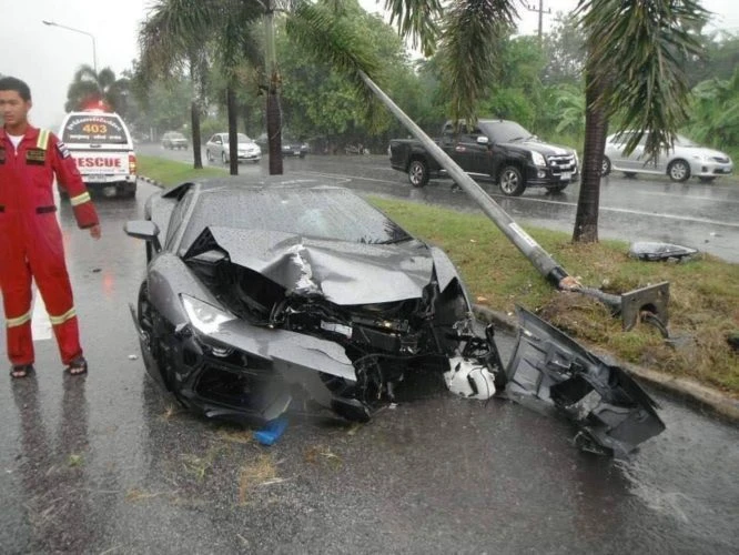 Vội tới đám tang bố, tài xế đâm nát siêu xe Lamborghini triệu đô