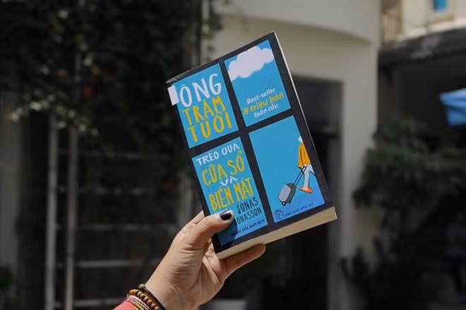 Mot cu ong tram tuoi treo cua so tron vien duong lao hinh anh 1 